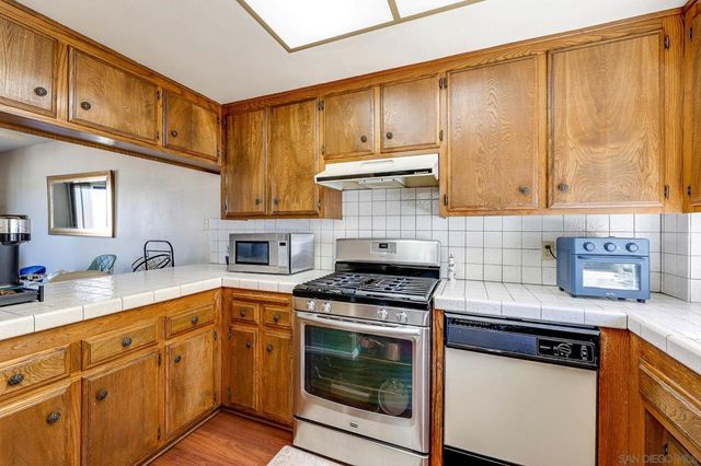 719 Franklin Ln, Vista, CA 92084