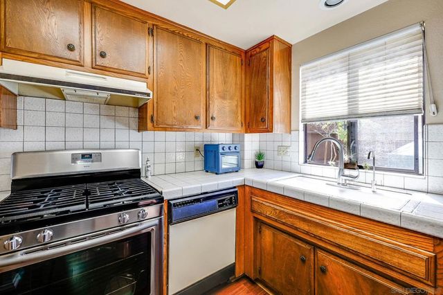 719 Franklin Ln, Vista, CA 92084