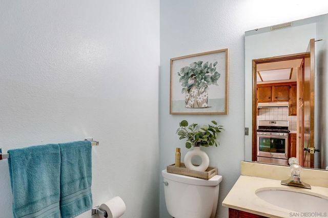 719 Franklin Ln, Vista, CA 92084