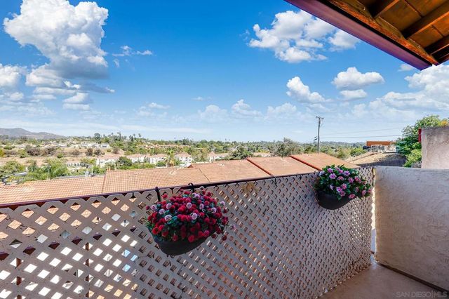 719 Franklin Ln, Vista, CA 92084