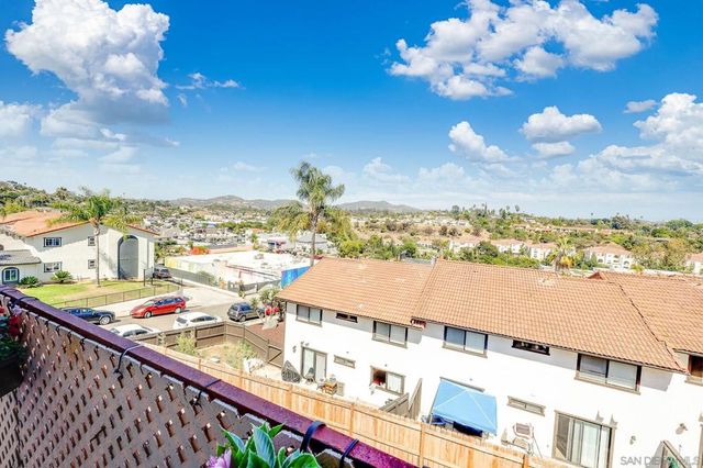 719 Franklin Ln, Vista, CA 92084