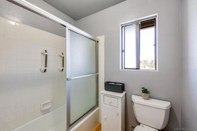 719 Franklin Ln, Vista, CA 92084
