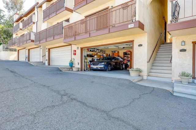 719 Franklin Ln, Vista, CA 92084