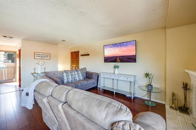 719 Franklin Ln, Vista, CA 92084