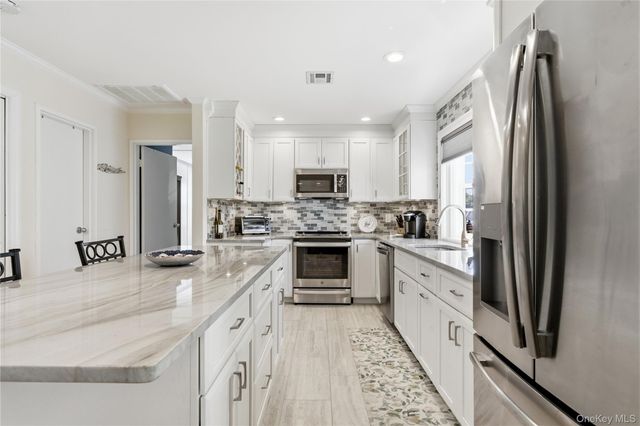 66 Harbor N, Amityville, NY 11701