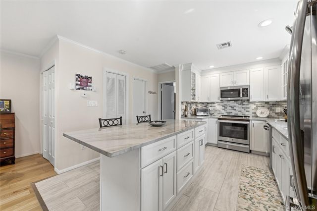 66 Harbor N, Amityville, NY 11701