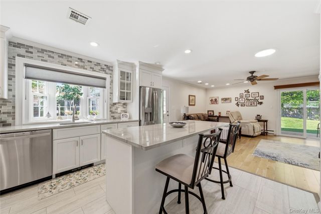 66 Harbor N, Amityville, NY 11701
