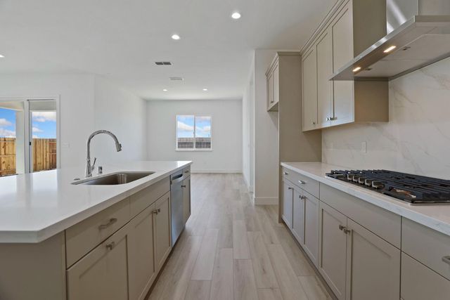 450 Vinal Dr, Manteca, CA 95337