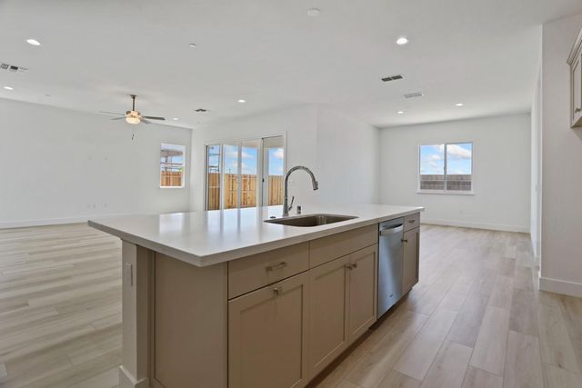 450 Vinal Dr, Manteca, CA 95337