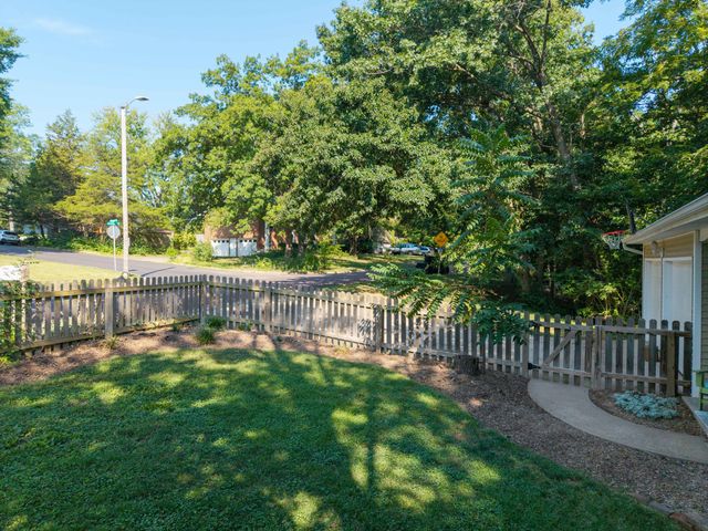 2702 LYNNWOOD DR, Columbia, MO 65203