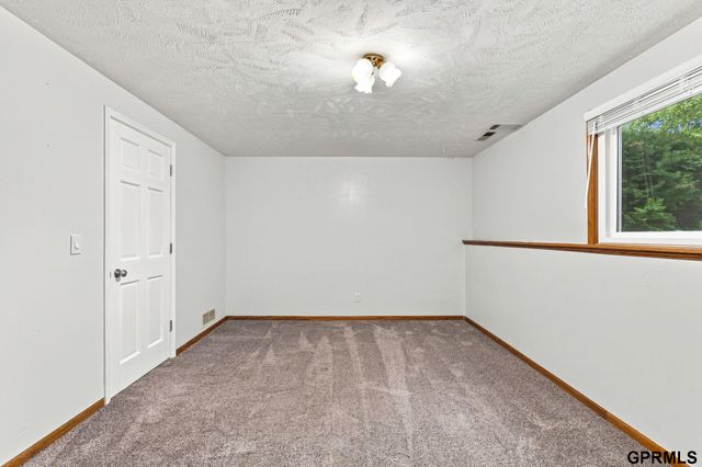 1003 Birchcrest Road, Bellevue, NE 68005