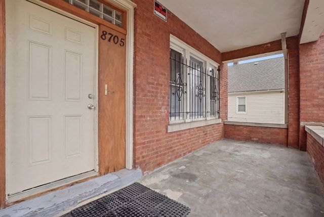 8705 S Saginaw Avenue, Chicago, IL 60617