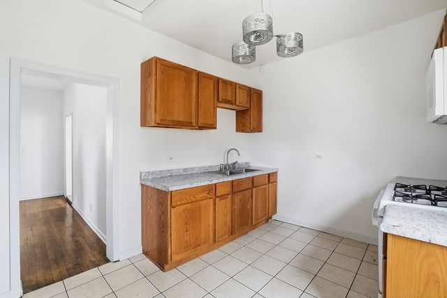 8705 S Saginaw Avenue, Chicago, IL 60617