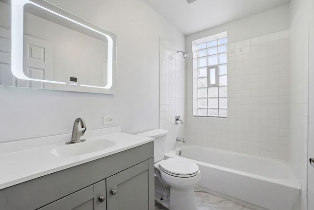 8705 S Saginaw Avenue, Chicago, IL 60617