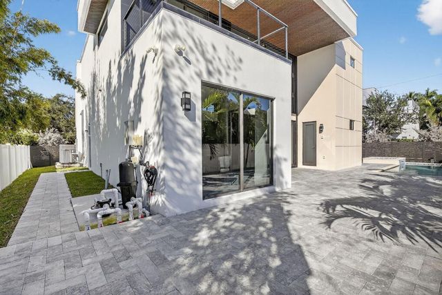 750 NE 16th Avenue, Fort Lauderdale, FL 33304