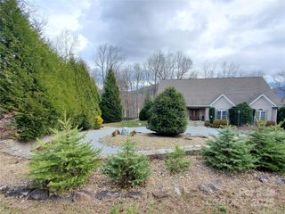 526 Grand Oaks Drive, Hendersonville, NC 28792