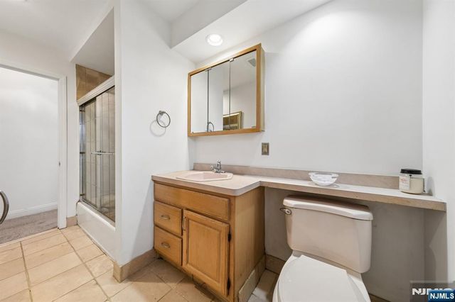 2 Caryn Place, Fairfield, NJ 07004