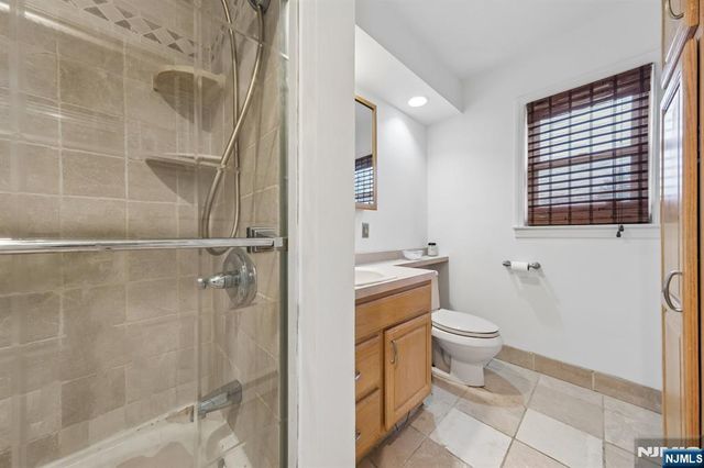 2 Caryn Place, Fairfield, NJ 07004