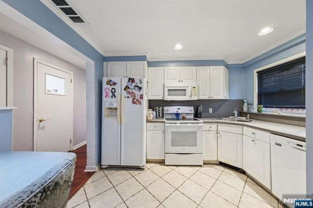 2 Caryn Place, Fairfield, NJ 07004