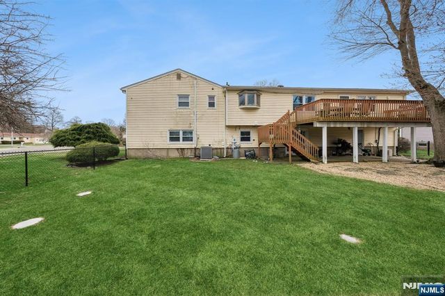 2 Caryn Place, Fairfield, NJ 07004