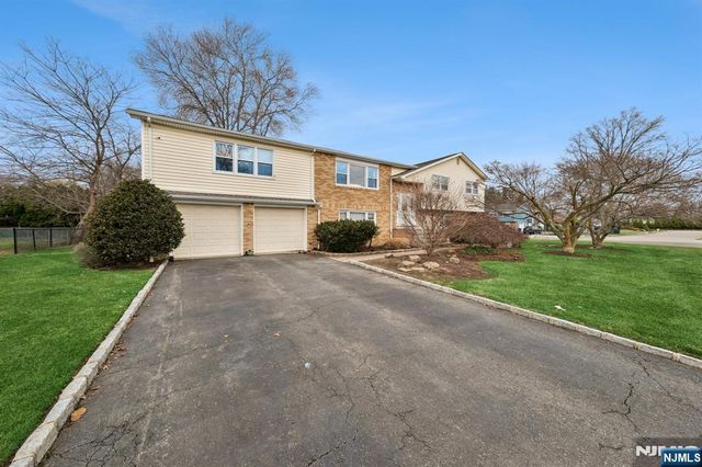 2 Caryn Place, Fairfield, NJ 07004