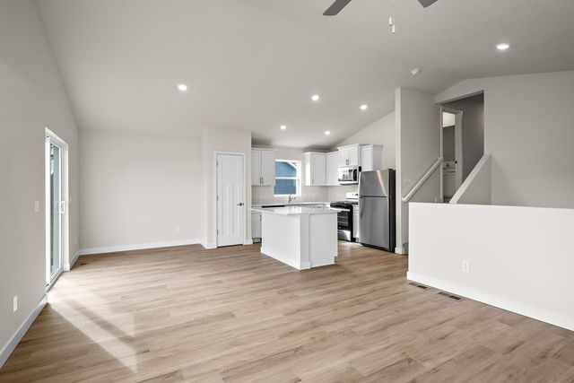 614 Redwood Loop N, Cambridge, MN 55008