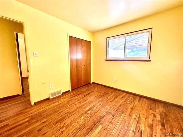 5320 Bedford Street, Dearborn Heights, MI 48125