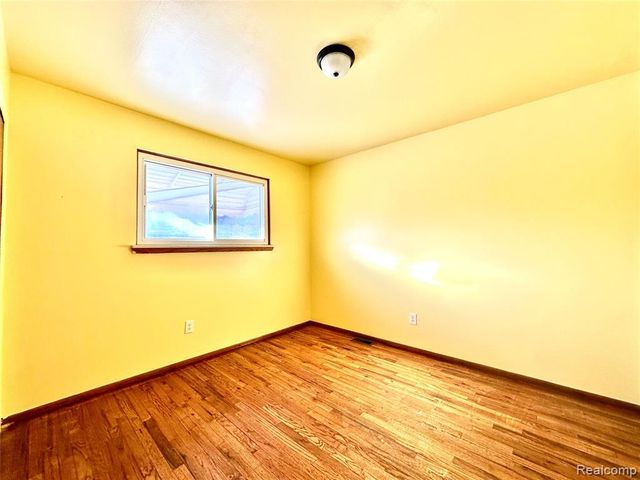 5320 Bedford Street, Dearborn Heights, MI 48125