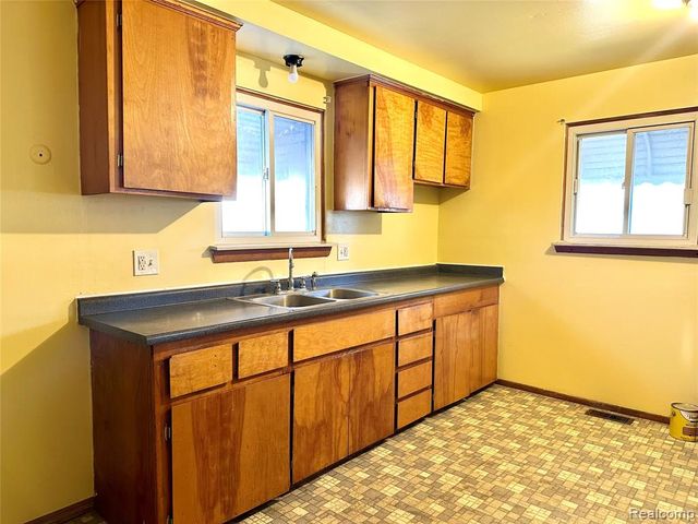 5320 Bedford Street, Dearborn Heights, MI 48125