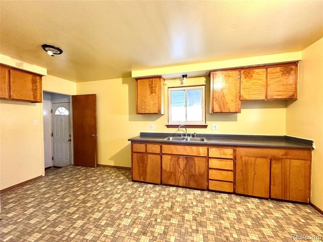 5320 Bedford Street, Dearborn Heights, MI 48125