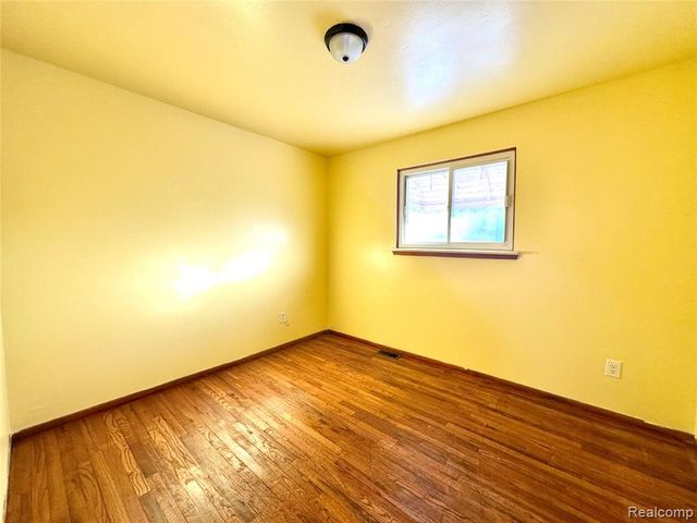 5320 Bedford Street, Dearborn Heights, MI 48125