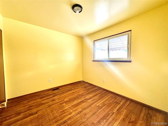 5320 Bedford Street, Dearborn Heights, MI 48125