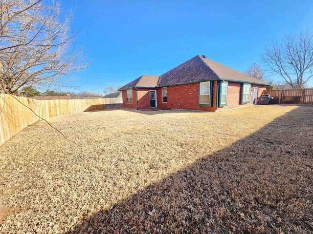 2302 NE 35th St, Lawton, OK 73507