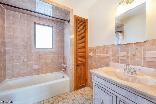 120 Fenner Ave, Clifton City, NJ 07013