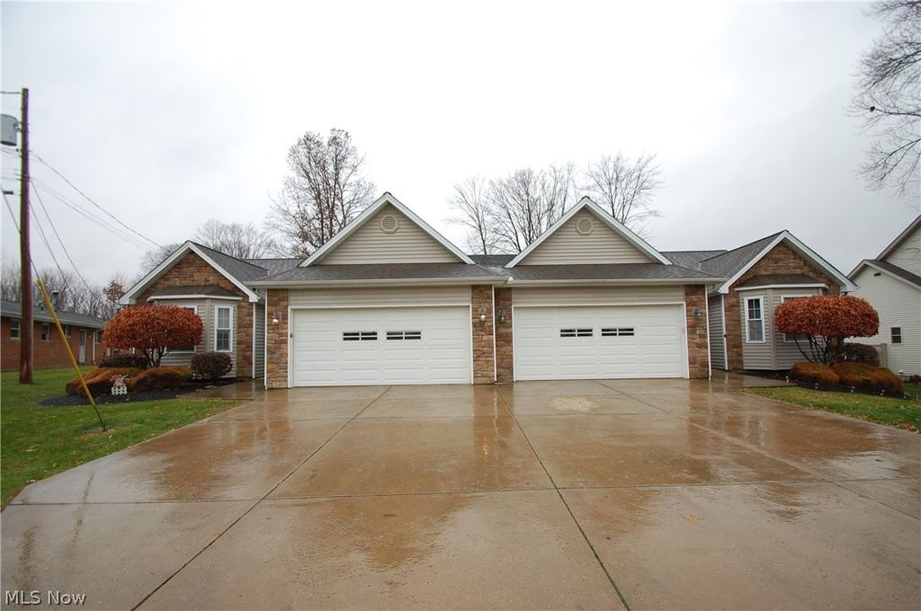784 Elmwood Drive, Hubbard, OH 44425