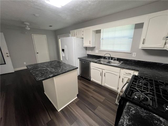 832 Brandlwood Way NW, Lilburn, GA 30047