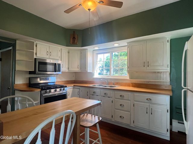 138 Eastholm Road, Schenectady, NY 12304