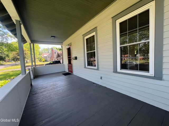 138 Eastholm Road, Schenectady, NY 12304