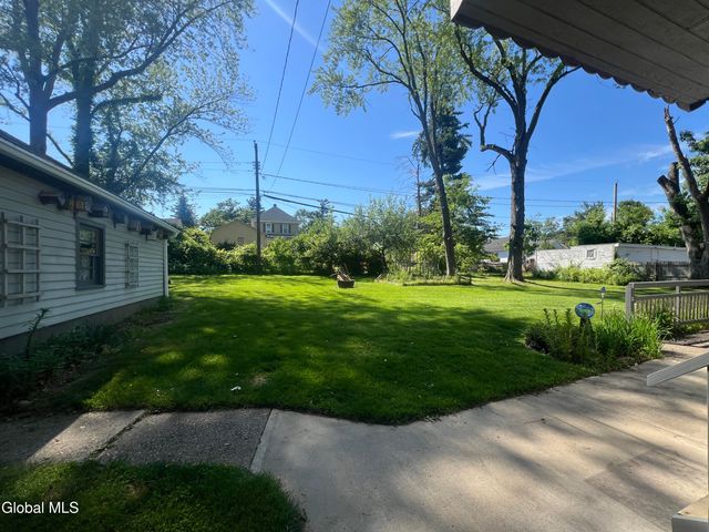138 Eastholm Road, Schenectady, NY 12304