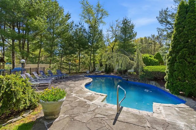8 Given Lane, East Northport, NY 11731