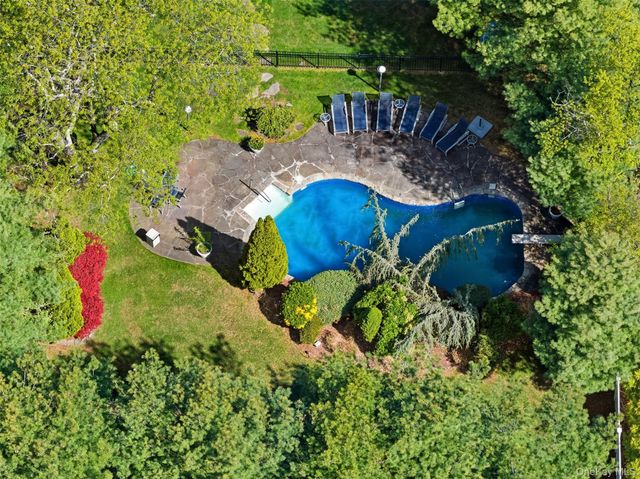 8 Given Lane, East Northport, NY 11731