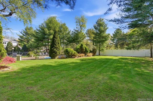 8 Given Lane, East Northport, NY 11731
