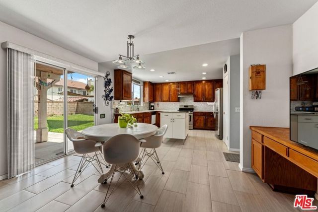 1517 E Avenue J6, Lancaster, CA 93535