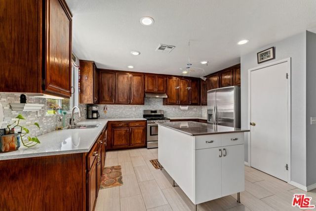 1517 E Avenue J6, Lancaster, CA 93535