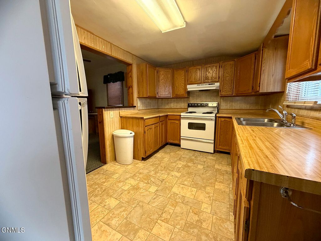 401 7th Avenue SE, Jamestown, ND 58401 photo 2