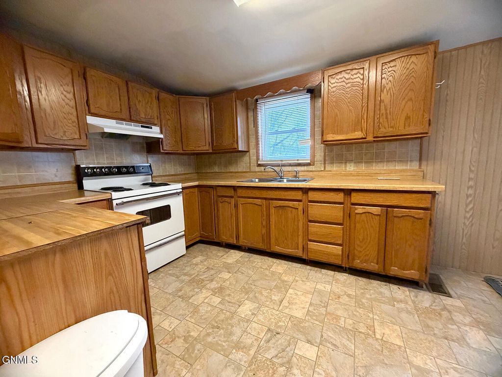 401 7th Avenue SE, Jamestown, ND 58401 photo 3