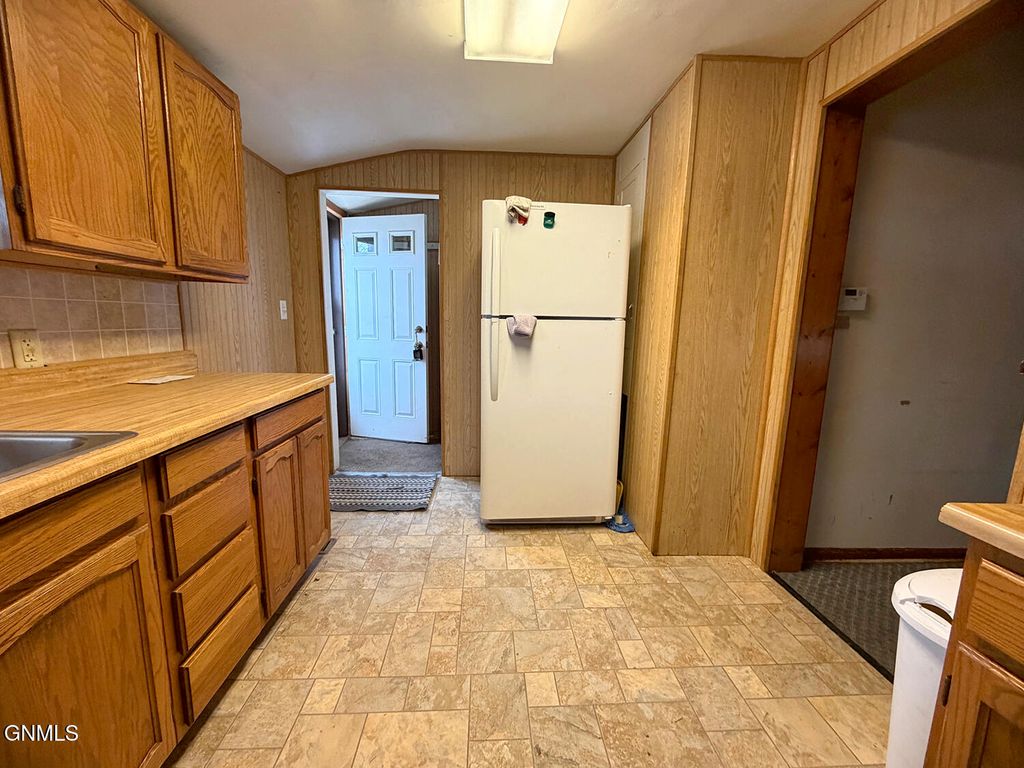 401 7th Avenue SE, Jamestown, ND 58401 photo 4