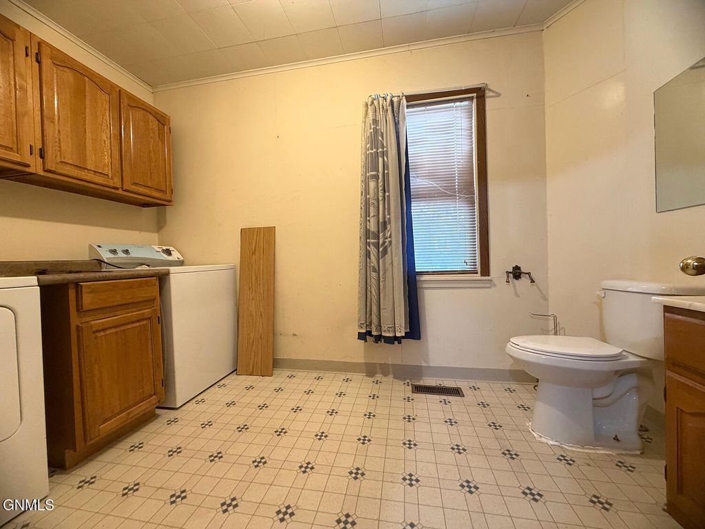 401 7th Avenue SE, Jamestown, ND 58401 photo 6