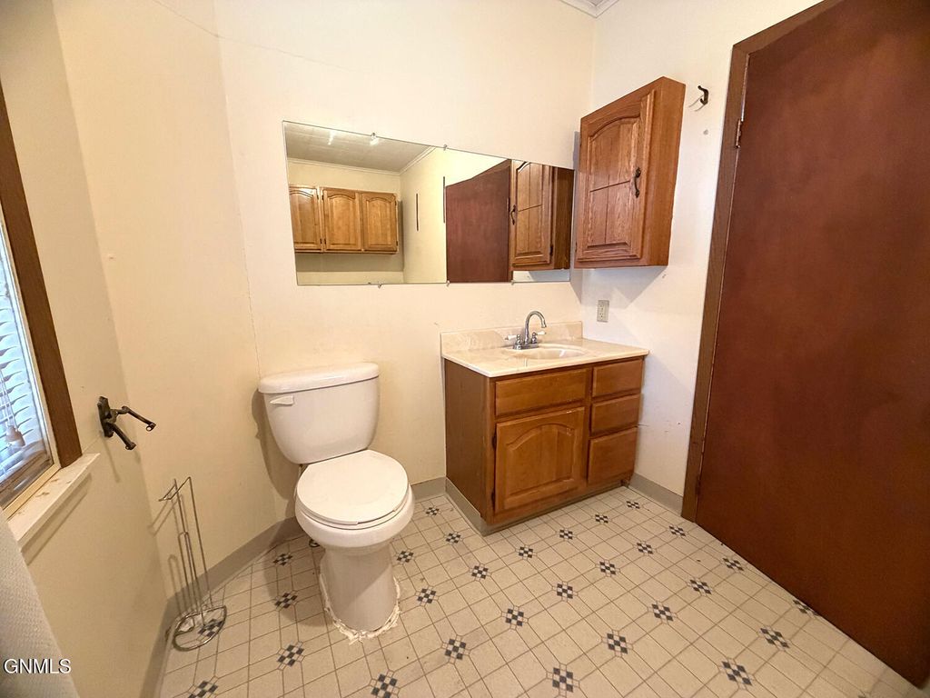 401 7th Avenue SE, Jamestown, ND 58401 photo 7