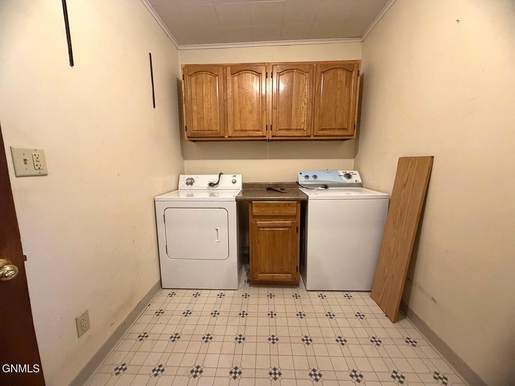 401 7th Avenue SE, Jamestown, ND 58401 photo 8